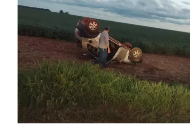 Imagem de compartilhamento para o artigo Carro capota e deixa adultos e criança ferida em São Gabriel do Oeste da MS Todo dia